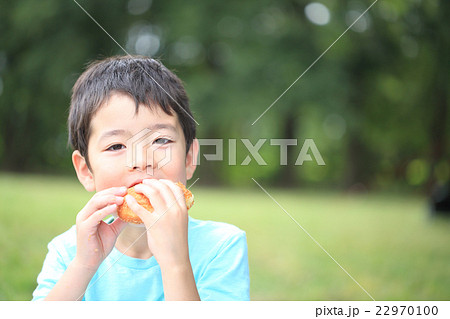 パンを食べる子供 22970100