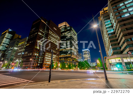 東京都 夜の交差点の写真素材