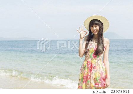 海でポーズをとる女性の写真素材