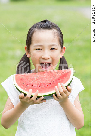スイカを食べる女の子の写真素材