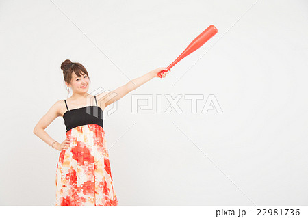 バットを持つ女性 バットを持つ女性 22981736