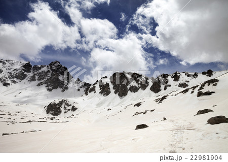 Snowy mountains at nice sun day 22981904