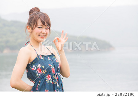 海でポーズをとる女性 海でポーズをとる女性 22982190