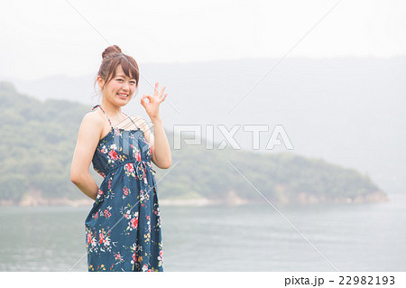 海でポーズをとる女性の写真素材