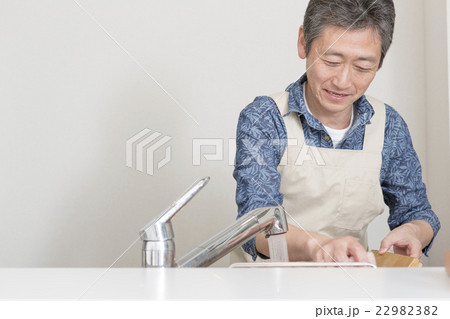 家事をする男性 家事をする男性 22982382