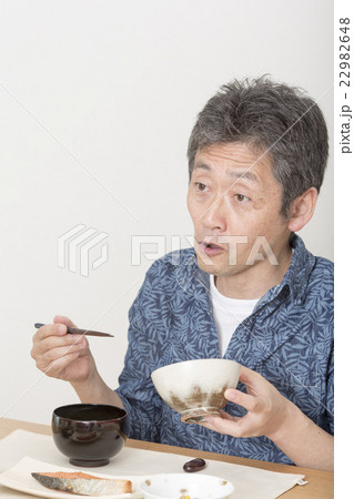 朝食を食べる男性 朝食を食べる男性 22982648