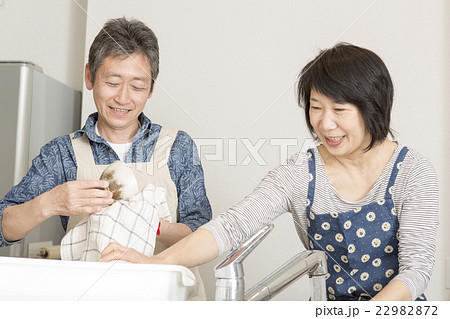 キッチンで洗い物をする50代の夫婦 22982872