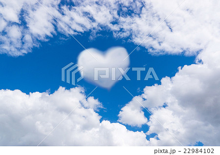 ハートの形をした雲の写真素材