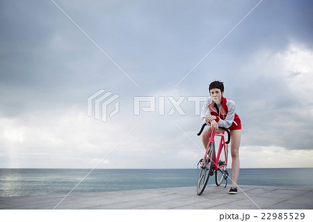 Sporty woman actively enjoying weekend strolling Sporty woman actively enjoying weekend strolling 22985529