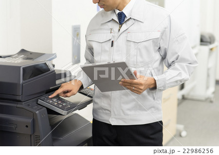 コピー機を点検する作業員 22986256