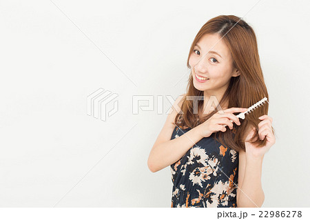 髪をブラッシングする女性 22986278