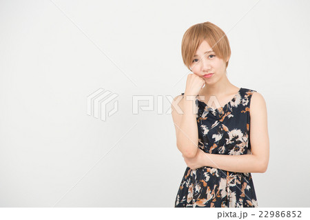 悩む金髪ショートヘアの女性 22986852