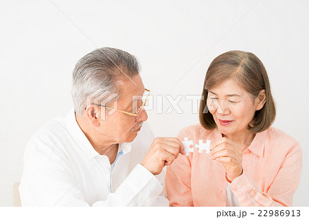シニア夫婦 22986913