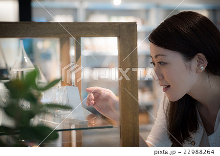 ショッピング 女性 撮影協力:TENOHA DAIKANYAMA ショッピング 女性 撮影協力:TENOHA DAIKANYAMA 22988264