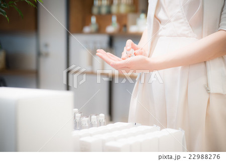 ショッピング 女性 撮影協力:TENOHA DAIKANYAMA ショッピング 女性 撮影協力:TENOHA DAIKANYAMA 22988276