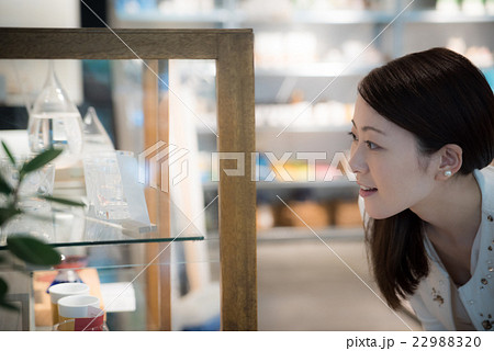 ショッピング 女性 撮影協力:TENOHA DAIKANYAMA ショッピング 女性 撮影協力:TENOHA DAIKANYAMA 22988320