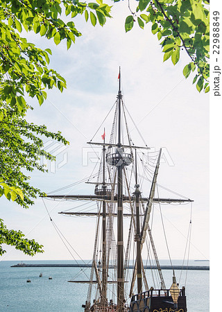 港に佇むガレオン船 22988849