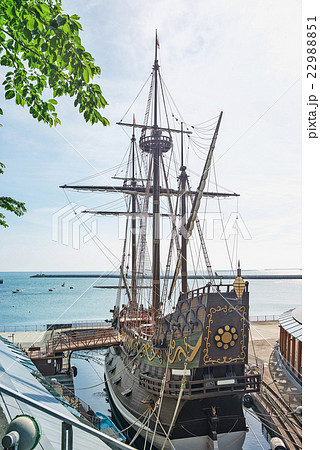 港に佇むガレオン船の写真素材