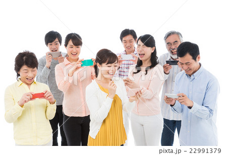 スマートフォンを使う人々 スマートフォンを使う人々 22991379