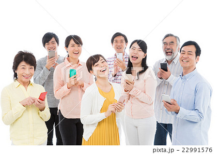 スマートフォンを使う人々 22991576