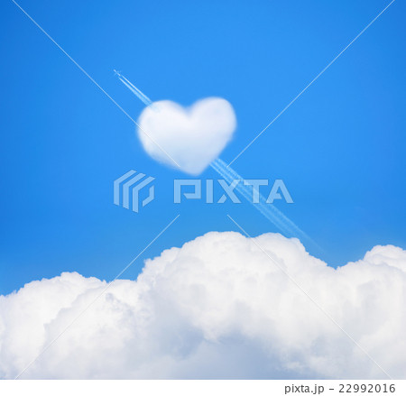 ハートの雲と飛行機の写真素材