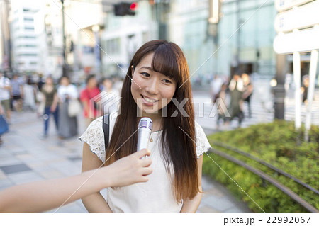 インタビュー 取材 汎用 女性 若い 私服 休日 原宿 神宮前 ラフォーレ原宿前の写真素材