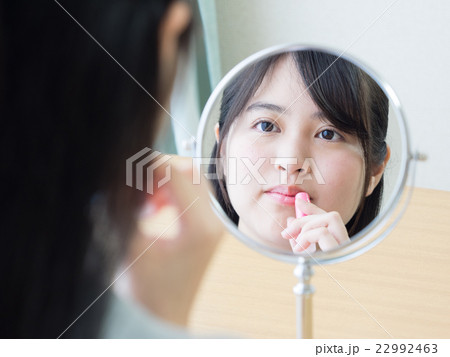 リップクリームを塗る女子高校生 リップクリームを塗る女子高校生 22992463
