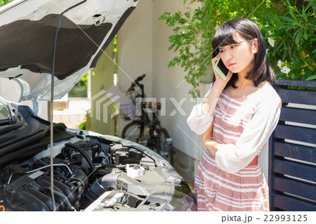 女性と自動車　故障 22993125