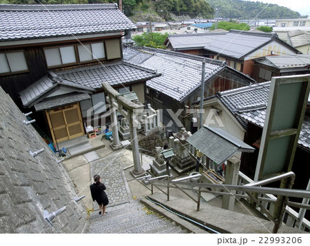 琵琶湖の沖島の奥津嶋神社の参道 22993206