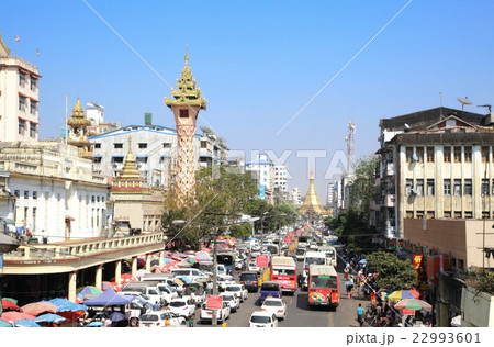 ヤンゴンの交通渋滞　ミャンマー 22993601