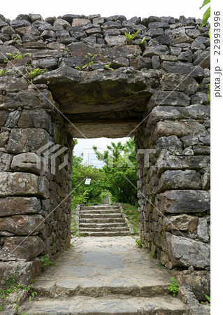 今帰仁城跡、平郎門、沖縄（縦構図） 22993996