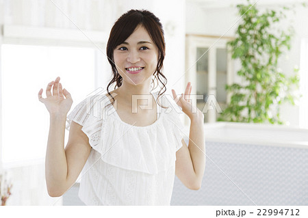 女性 若い女性 ライフスタイル リビング 女性 若い女性 ライフスタイル リビング 22994712