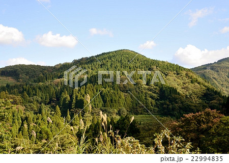 里山と秋空 22994835
