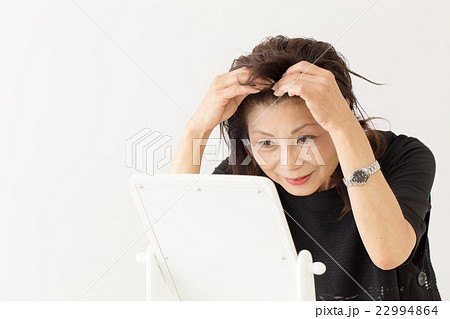 髪を気にする女性 髪を気にする女性 22994864