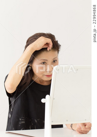 髪を気にする女性 22994868