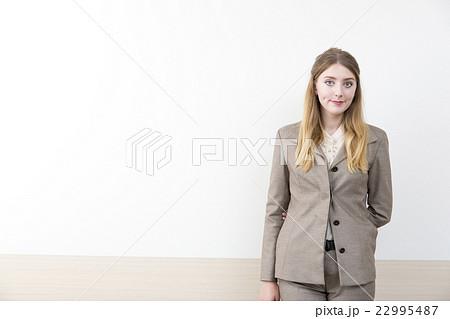スーツの外国人女性の写真素材