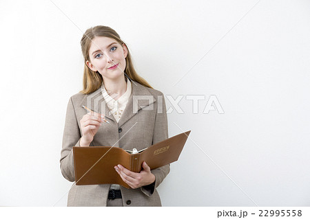 メモを取る外国人女性 メモを取る外国人女性 22995558