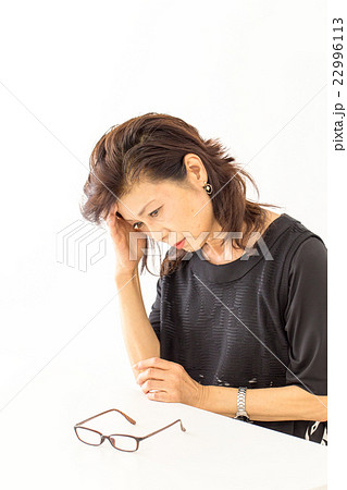 目が疲れた女性 22996113