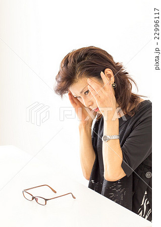 目が疲れた女性 22996117