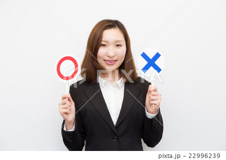 マルバツをもつ女性 マルバツをもつ女性 22996239