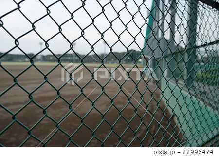 夕暮れ時のグラウンド 22996474
