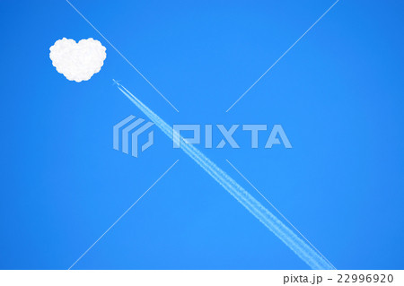 ハートの雲と飛行機 22996920