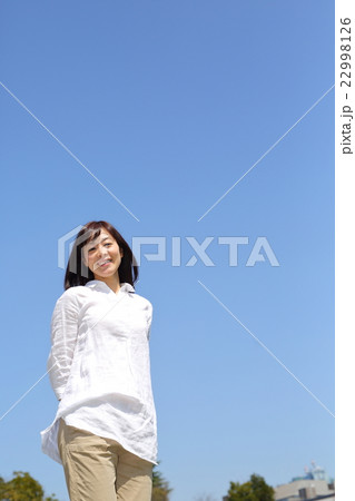 ミドル女性 空 ミドル女性 空 22998126