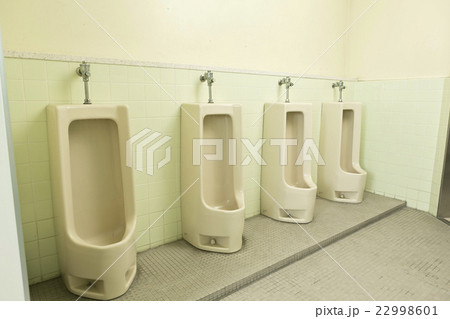 古い公衆トイレ 22998601