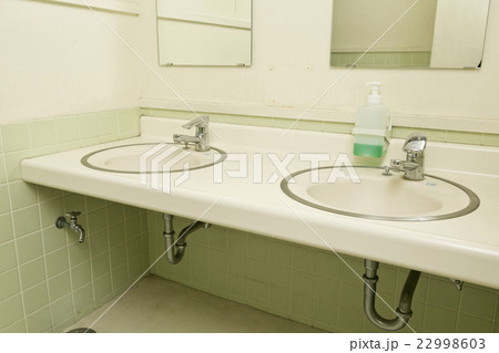 古い洗面所 22998603