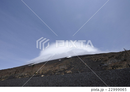 富士山五合目から見る笠雲（静岡県） 22999065