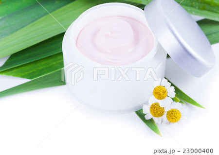 Organic skincare creams with camomile Organic skincare creams with camomile 23000400