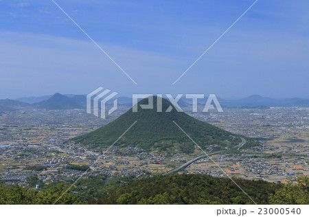 讃岐（丸亀）平野と讃岐富士（飯野山）、右下に坂出JCTが見える 23000540