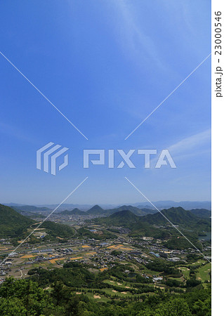 香川県のほぼ中央。右から府中湖と府中ダム、讃岐国府跡、遠く高松市街、そして綾川を隔てて五色台。 香川県のほぼ中央。右から府中湖と府中ダム、讃岐国府跡、遠く高松市街、そして綾川を隔てて五色台。 23000546