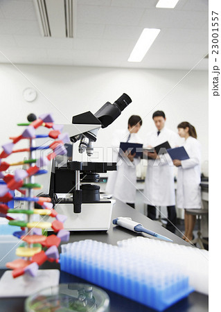 研究　サイエンス　科学　遺伝子　DNA　実験　科学者　化学者 23001557